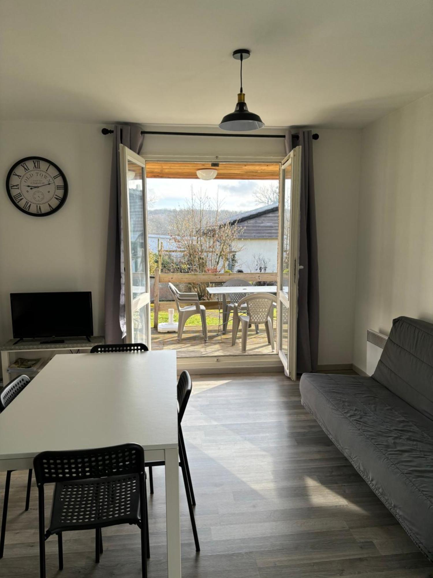 Avec Terrasse A Proximite De *